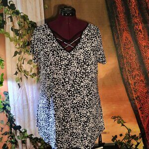 EUC: Aronia Sze 1X Black & White Floral V-Neck Rhinestone Top